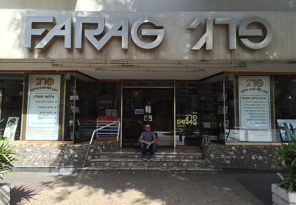 קובי פרג' בכניסה לחנות המיתולוגית בדיזנגוף (צילום: רועי פרג') (צילום: רועי פרג')