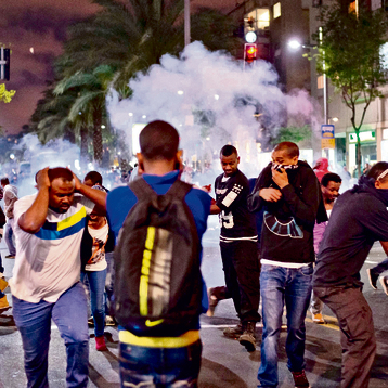 מאי 2015 : הפגנות המחאה של בני הקהילה האתיופית בכיכר רבין הסתיימו בעימותים קשים ואלימים שכללו ירי גז מדמיע | צילום: יובל חן