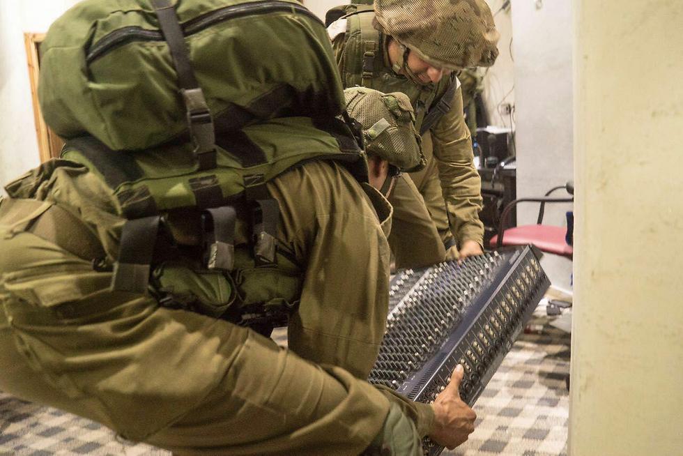 Confiscation of radio equipment (Photo: IDF Spokesperson) (Photo: IDF Spokesperson)