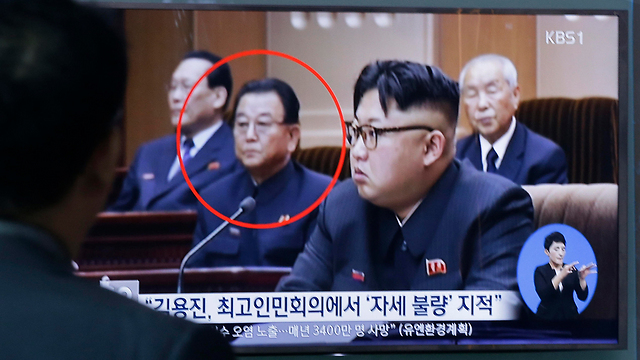הרודן הצפון קוריאני והבכיר שנרדם (בעיגול אדום) (צילום: AP) (צילום: AP)