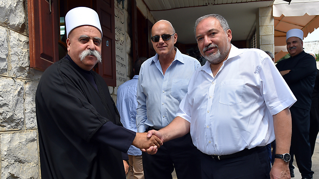 Defense Minister Lieberman meets with Druze officials in Daliyat al-Karmel (Photo: Ariel Harmani, Ministry of Defense)
