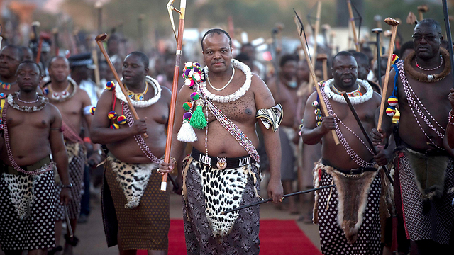 המלך מסוואטי (במרכז) מגיע לטקס (צילום: EPA) (צילום: EPA)