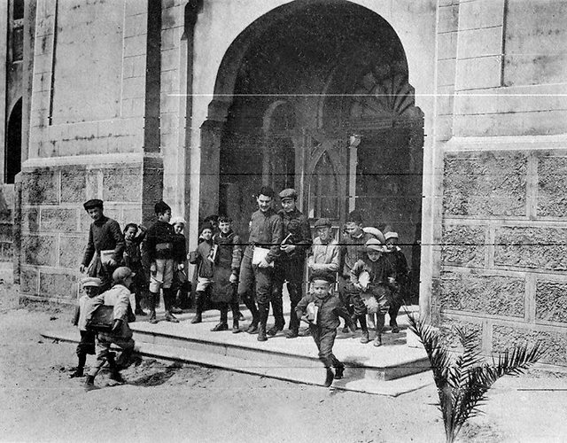 יום הלימודים מסתיים בגימנסיה, 1912 (צילום: הנס פין, לע"מ)