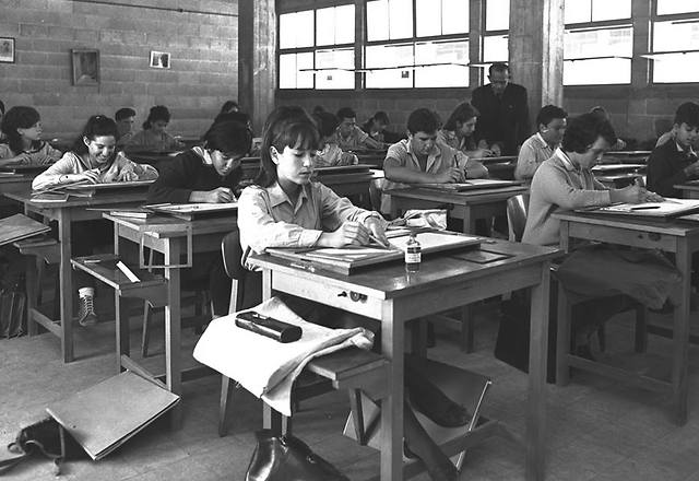 שיעור אומנות בבית הספר שבח מופת. תל אביב, 1965 (צילום: פריץ כהן, לע"מ)