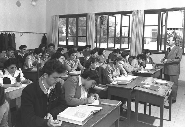 סטודנטים בסמינר לוינסקי למורים ולגננות במהלך שיעור תנ"ך. תל אביב, 1965 (צילום: טדי ברונר, לע"מ)