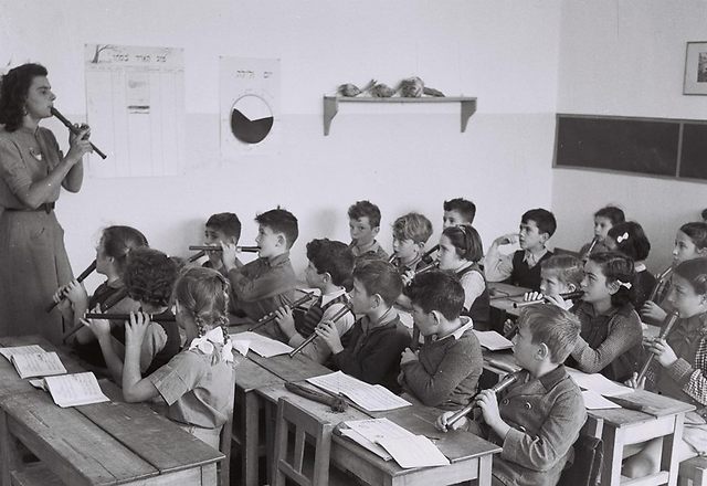 ילדים בשיעור נגינה בחליל בכיתה, 1946 (צילום: זולטן קלוגר, לע"מ)