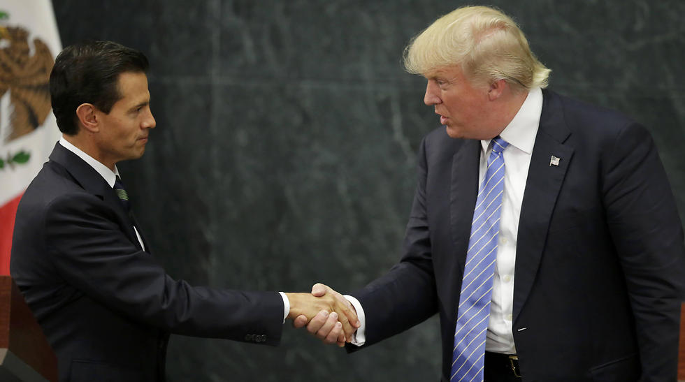 Trump, right, meets with Mexican President Pena Nieto (Photo: Reuters) (Photo: Reuters)