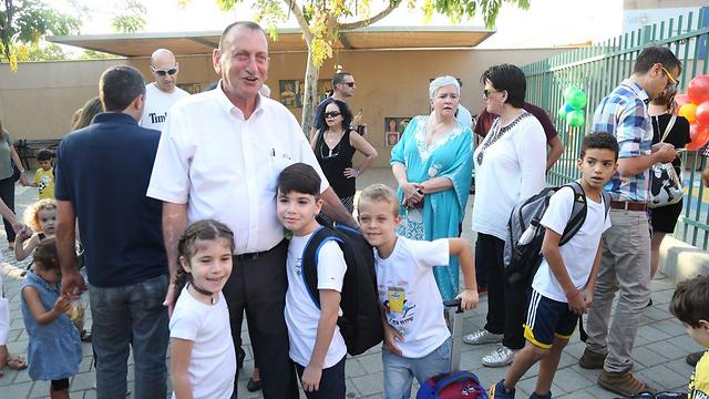 Tel Aviv Mayor Huldai accompanies his grandson on the first day of school (Photo: Motti Kimchi)
