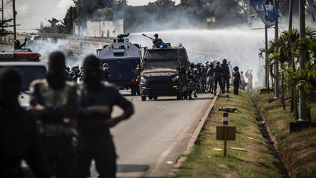 Gabonese military suppressing opposition riots (Photo: AFP)