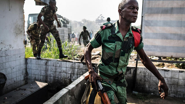 Gabonese soldiers looking for revolting opposition supporters (Photo: AFP)