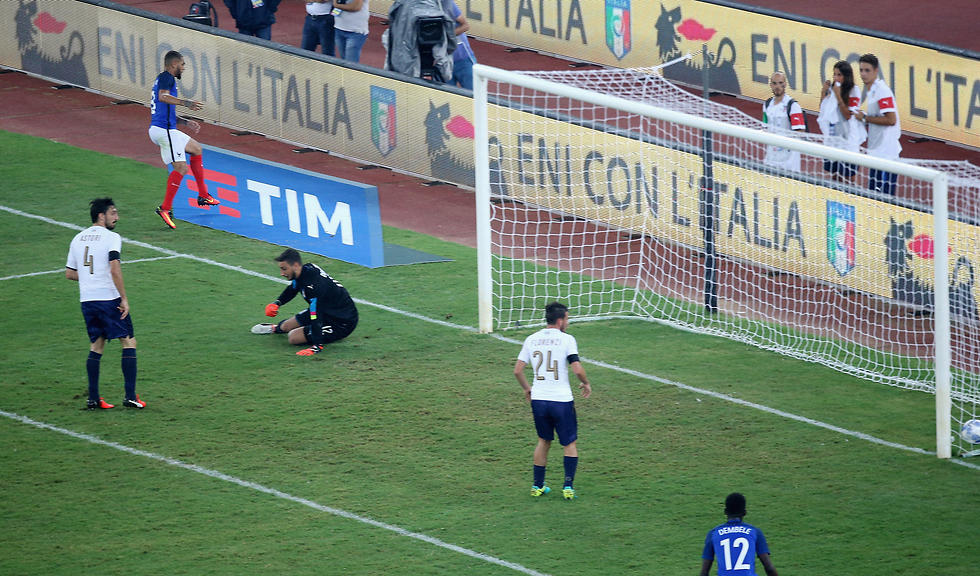 "איפה ההגנה?" שחקני איטליה מביטים בעוד כדור ברשת (צילום: gettyimages) (צילום: gettyimages)