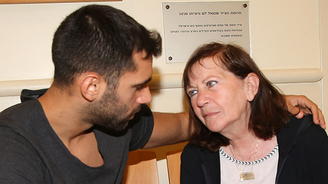 אשתו ובנו של הרצל שאול, בבית החולים שיבא בתל השומר (צילום: יריב כץ) (צילום: יריב כץ)