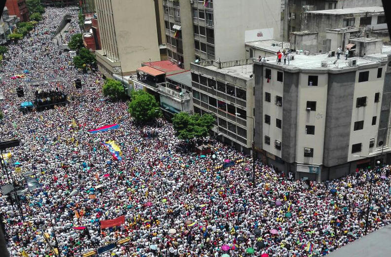 כמיליון יצאו לרחובות. בירת ונצואלה השבוע (צילום: AFP) (צילום: AFP)