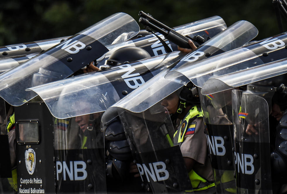 מאות שוטרים נפרסו ברחובות. קראקס השבוע (צילום: AFP) (צילום: AFP)