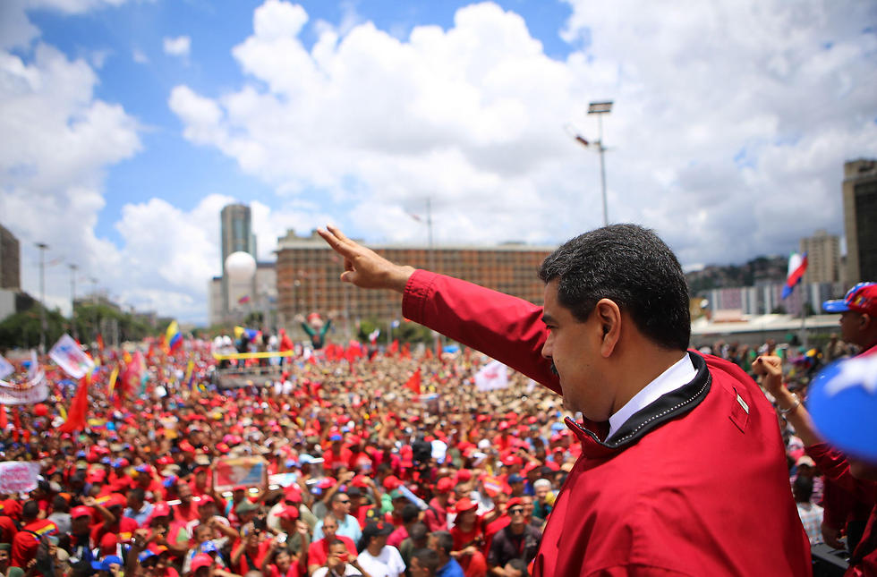 "הבסנו ניסון הפיכה". הנשיא מדורו מול תומכיו (צילום: AFP) (צילום: AFP)