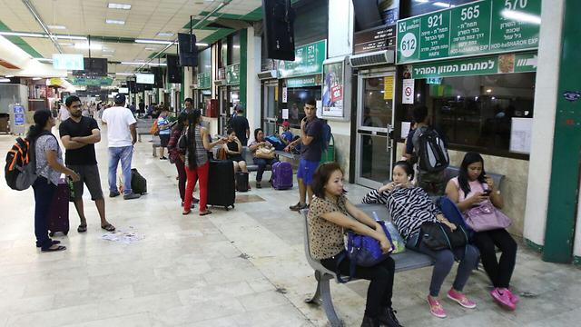 נוסעים בתחנה המרכזית בתל אביב במוצ"ש (צילום: אבי מועלם) (צילום: אבי מועלם)