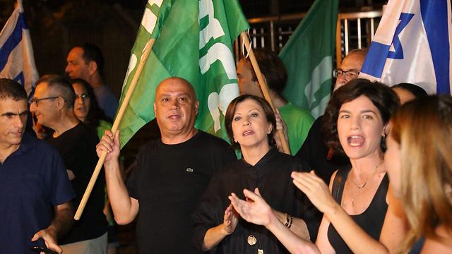 MK Tamar Zandberg (R) and Meretz Chairwoman Zahava Golan (Center) at a protest (Photo: Motti Kimchi) 