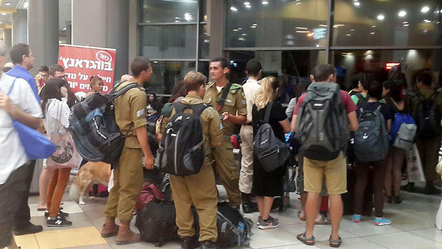 Soldiers await transport in Hof HaCarmel (Photo: Zahar Shahar)