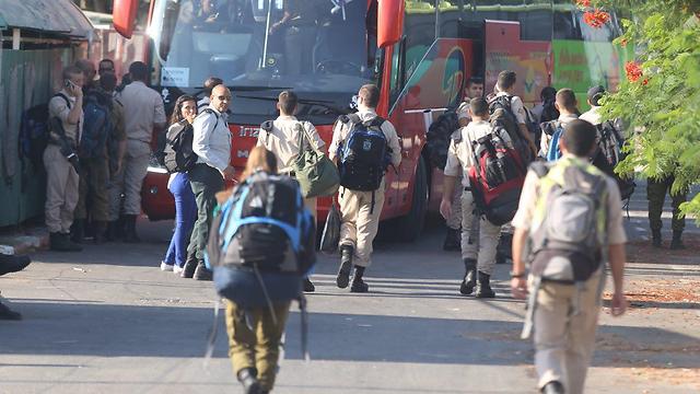 Soldiers heading to shuttle buses in Tel Aviv (Photo: Motti Kimchi)