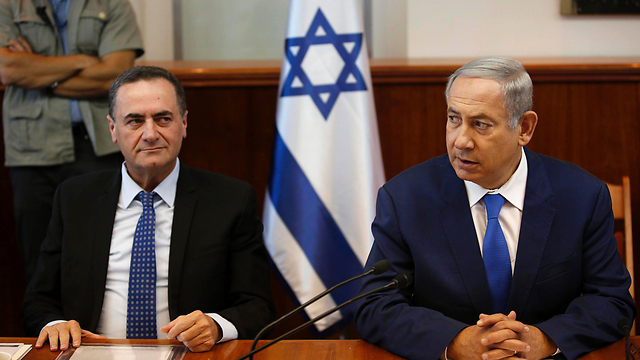 Katz and Netanyahu in today's cabinet meeting (Photo: AFP)