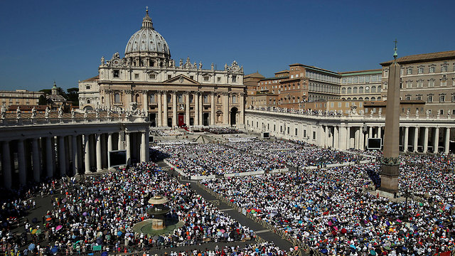 Crowds at the Vatican for Mother Teresa's sainthood declaration (Photo: Reuters)