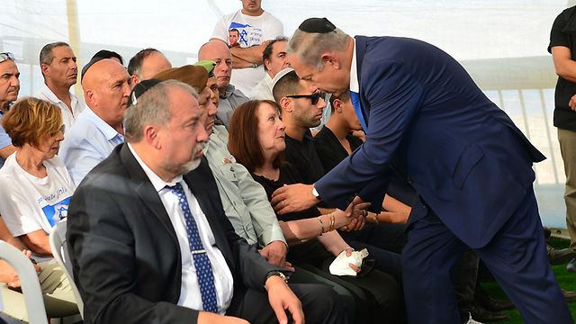 Prime Minister Benjamin Netanyahu at the funeral of Oron Shaul's father Herzl (Photo: Kobi Gideon, GPO)