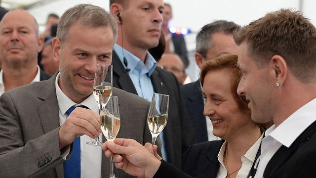 Leif-Erik Holm (L) toasts his party's victory (Photo: AFP) (Photo: AFP)