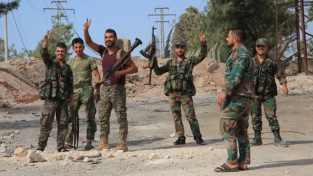 דווח כי הכביש המוסיל לעיר פונה. חיילים סורים בפאתיה הדרומיים של העיר (צילום: AFP) (צילום: AFP)