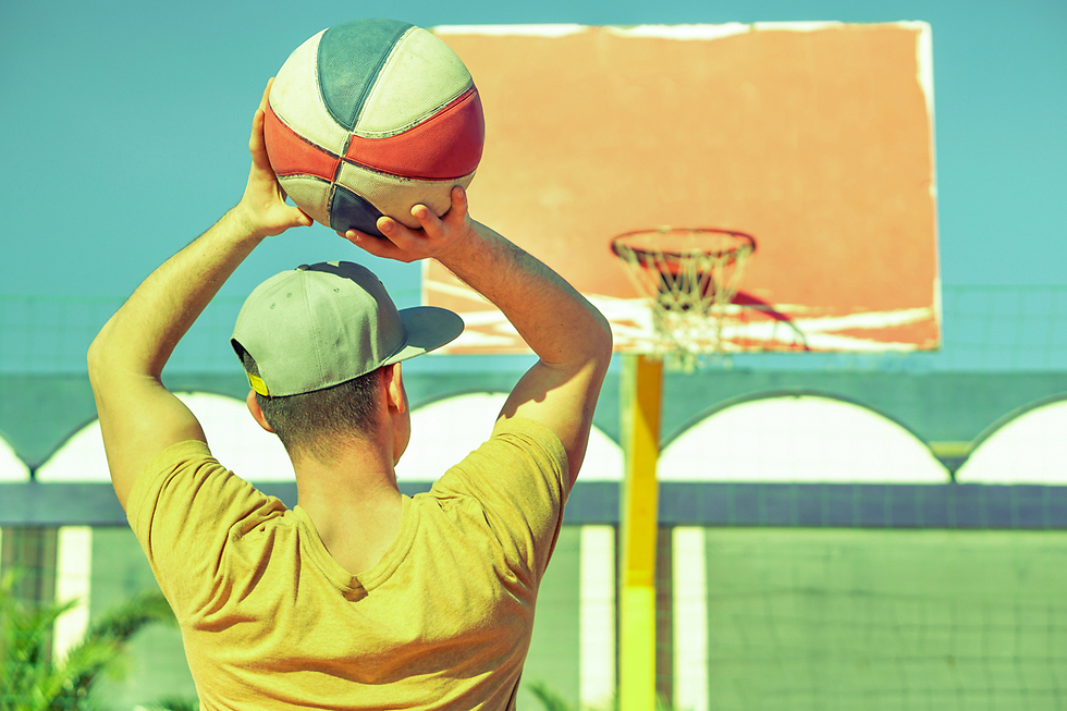 הוא חשב שהיא עסוקה וקבע לשחק כדורסל (צילום: Shutterstock) (צילום: Shutterstock)