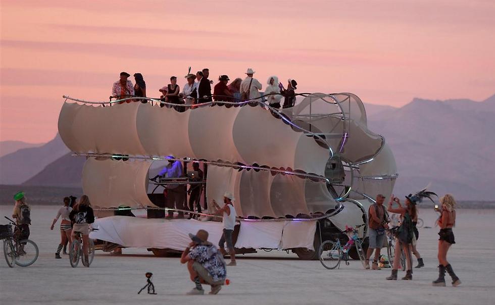 מסיבה על גלגלים בתוך המסיבה הגדולה במדבר (צילום: רויטרס) (צילום: רויטרס)