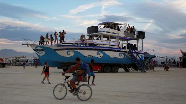 סירה בלב מדבר: אחד המיצגים המשוגעים הנוספים בפסטיבל (צילום: רויטרס) (צילום: רויטרס)