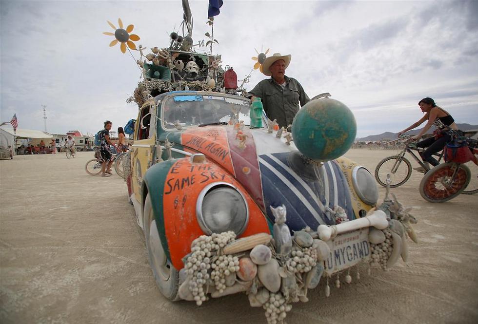 האמן, הארוד בלאנק, מציג את מכונית האמנות שלו (צילום: רויטרס) (צילום: רויטרס)