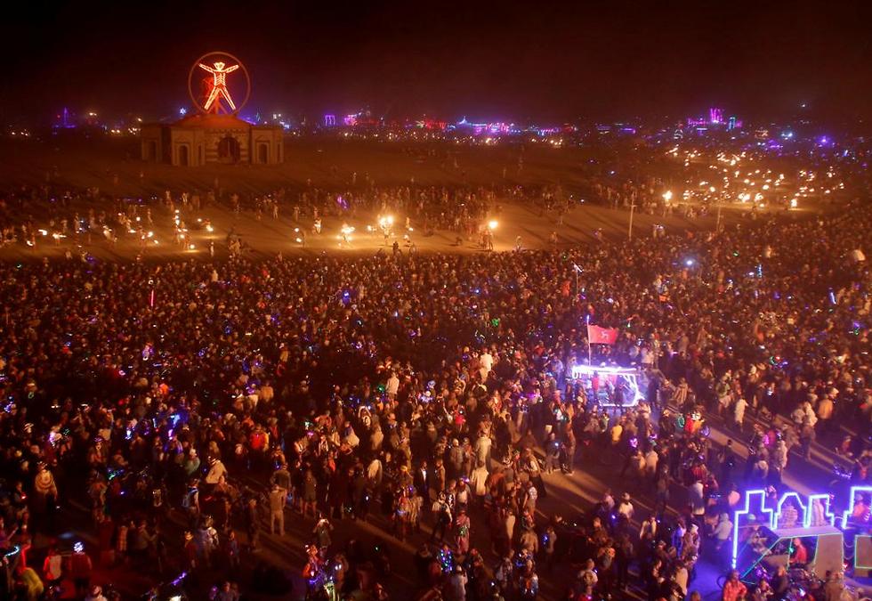 כ-70 אלף משתתפים שהגיעו מכל העולם פרושים ב"מדבר הסלע השחור" (צילום: רויטרס) (צילום: רויטרס)