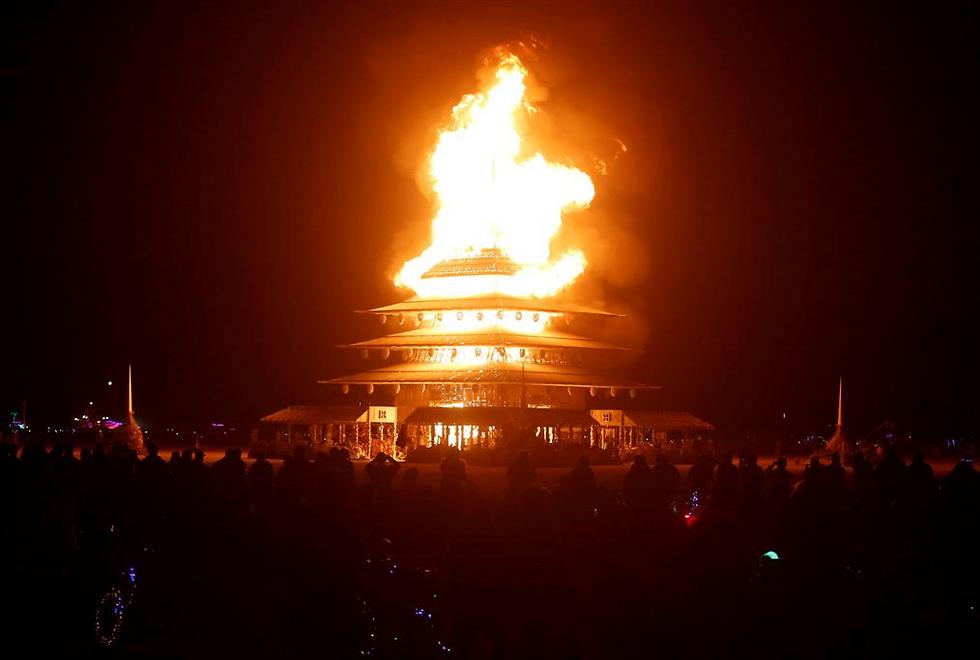 המחזה הכי טוב ב"עיר": מבנה המקדש הגדול נשרף כחלק מאקט סיום הפסטיבל (צילום: רויטרס) (צילום: רויטרס)