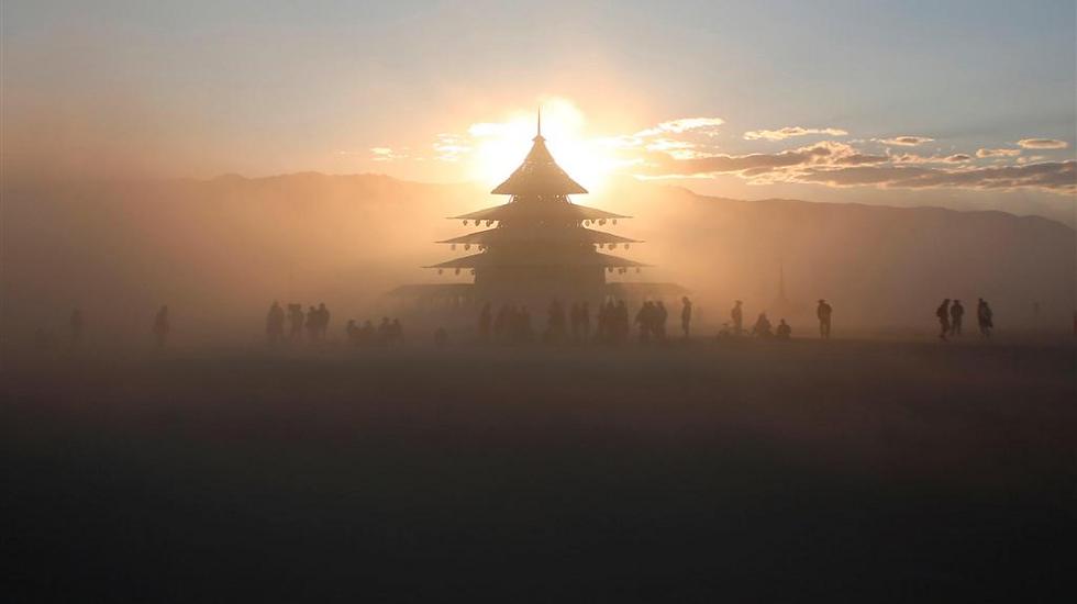 מבנה המקדש נבלע בעננת העשן על רקע השקיעה במדבר נבאדה (צילום: רויטרס) (צילום: רויטרס)