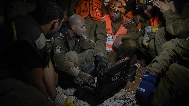 Home Front Command rescue workers at the scene of the collapse (Photo: IDF Spokesman)