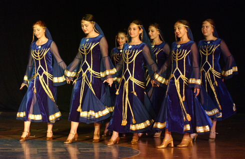 הריקוד יוצר תחושת שייכות ומכניס שמחה (צילום: ChameleonsEye / Shutterstock.com)