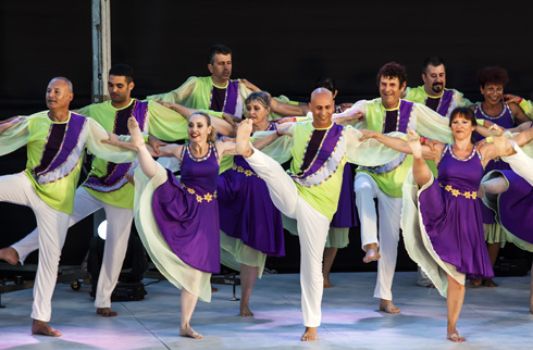 ריקודי עם ישראליים, לא רק בארץ (צילום: maratr / Shutterstock.com)