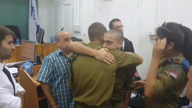 Sgt. Elor Azaria with the witness who was stabbed during attack (Photo: Yoav Zitun) (Photo: Yoav Zitun)