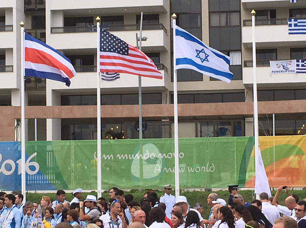 דגל ישראל לצד דגלי ארה"ב וקוסטה ריקה (צילום: קרן איזיקסון) (צילום: קרן איזיקסון)