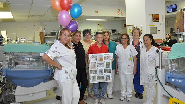 אריאל חוגג עם כל צוות הפגייה בקפלן (צילום: בית חולים קפלן) (צילום: בית חולים קפלן)