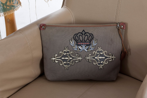 תיק בד שקיבלת טאץ' מלכותי (צילום: דן לב, עיצוב וסגנון: סאלי צ'פרק)