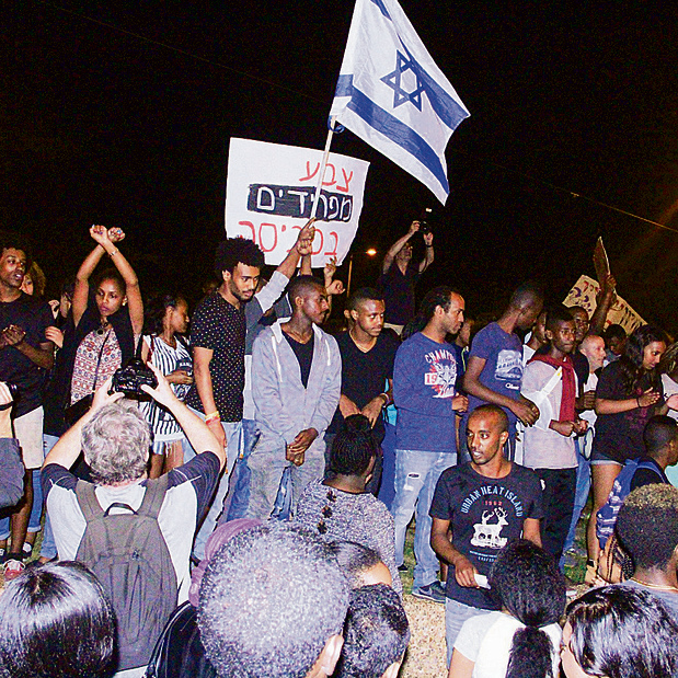 מפגינים אתיופים נגד גזענות. "הדור הצעיר של הקהילה בישראל גילה שאדם מנותק מקהילתו לעולם לא יכול להשתלב" | צילום: זהר שחר