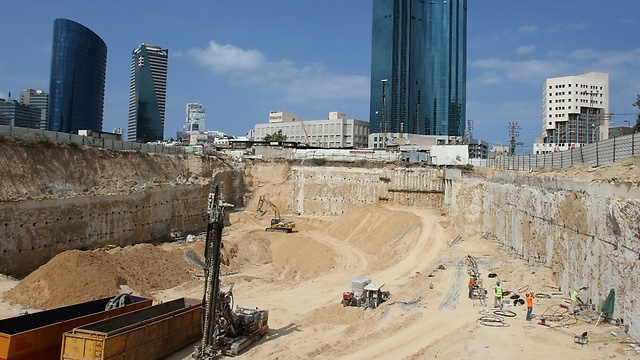 אתר הבנייה בת"א. לטענת בעל עסק סמוך, מדובר במפגע בעומק 40 מטרים (צילום: אבי מועלם) (צילום: אבי מועלם)