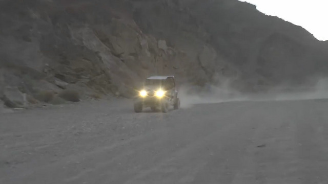 לנהוג במדבר לגמרי לבד: נהיגה עצמאית ברייזרים בחוות הגמלים, אילת ()