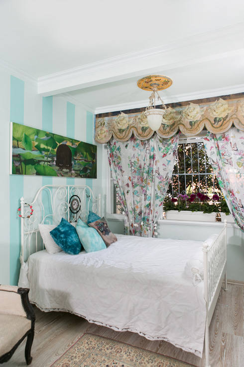חדר השינה של אחת מהבנות חוזר על גוני כחול כמו בסלון וגם על זהב כמו בחדר ההורים  (צילום: שירן כרמל)