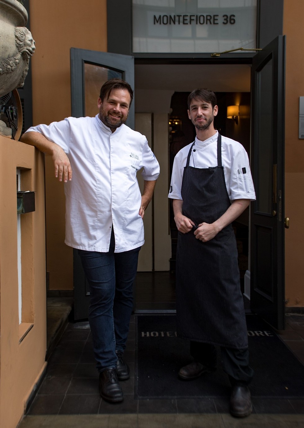 שף תורסטון שמידט (משמאל) עם השף אורי שטיינברג "הוטל מונטיפיורי" (צילום: ירון ברנר) (צילום: ירון ברנר)