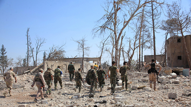 נצרו את האש. חיילים בצבאו של אסד (צילום: רויטרס) (צילום: רויטרס)