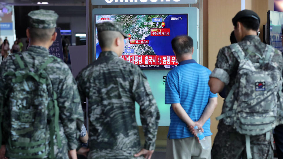חיילים ואזרחים בדרום קוריאה מתעדכנים באירועים הדרמטיים (צילום: EPA) (צילום: EPA)