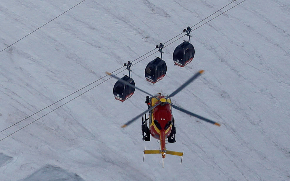 חילוץ בהרי האלפים (צילום: AP) (צילום: AP)